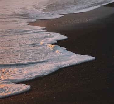 ocean waves crashing on shore during daytime