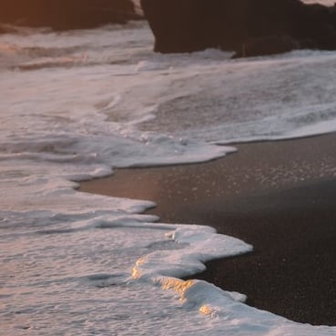 ocean waves crashing on shore during daytime