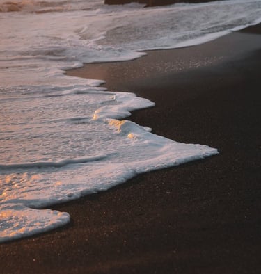 ocean waves crashing on shore during daytime
