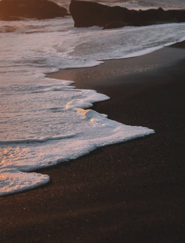 ocean waves crashing on shore during daytime