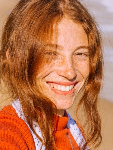 Foto mulher ruiva de 27 anos