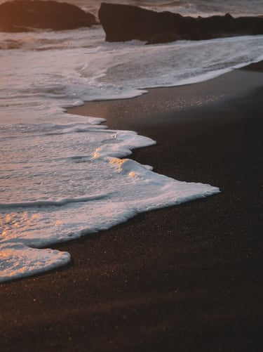 ocean waves crashing on shore during daytime