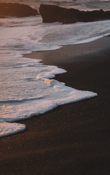 ocean waves crashing on shore during daytime