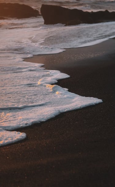 ocean waves crashing on shore during daytime