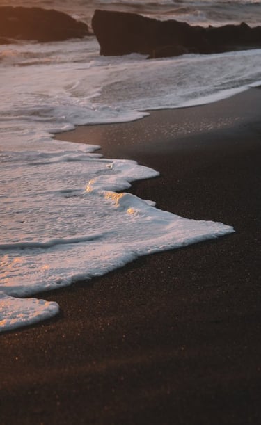 ocean waves crashing on shore during daytime