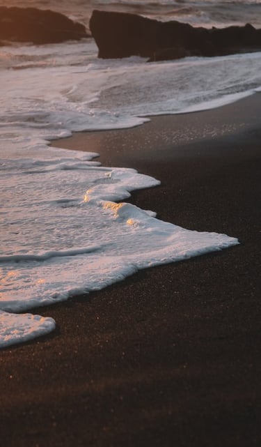 ocean waves crashing on shore during daytime