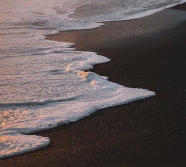 ocean waves crashing on shore during daytime