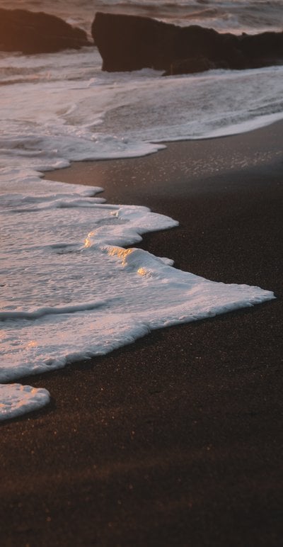 ocean waves crashing on shore during daytime
