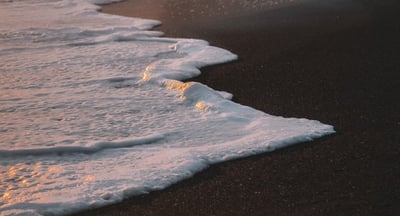 ocean waves crashing on shore during daytime