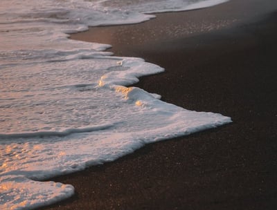 ocean waves crashing on shore during daytime