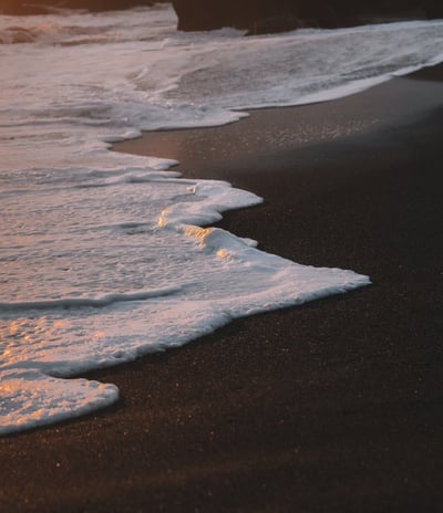 ocean waves crashing on shore during daytime