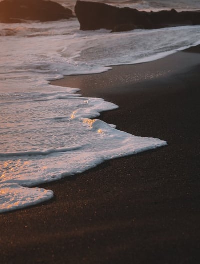 ocean waves crashing on shore during daytime