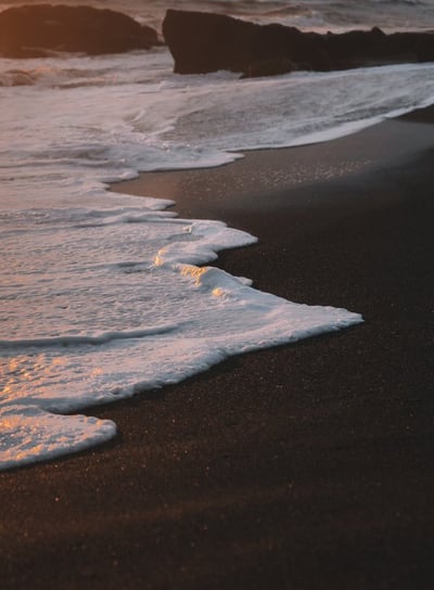 ocean waves crashing on shore during daytime