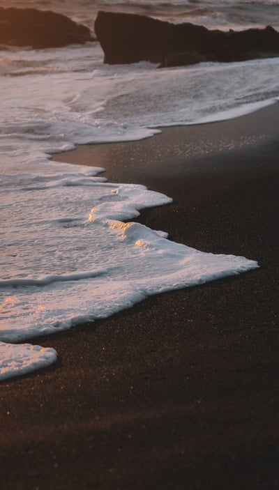 ocean waves crashing on shore during daytime