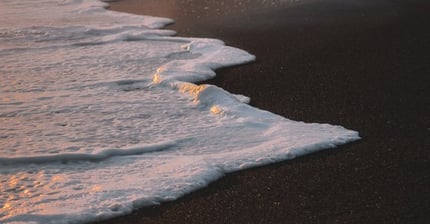 ocean waves crashing on shore during daytime