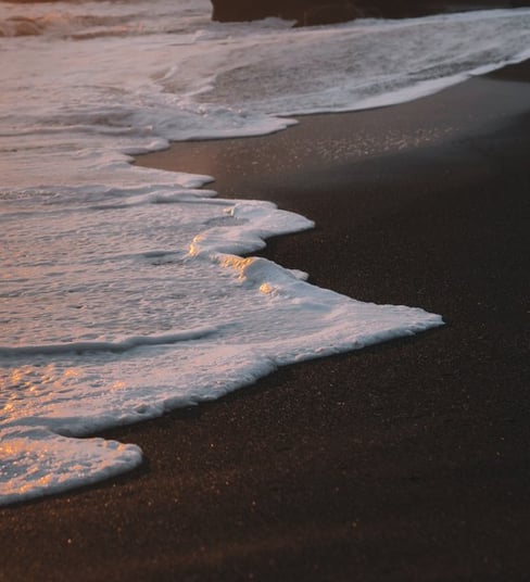 ocean waves crashing on shore during daytime
