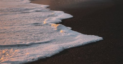 ocean waves crashing on shore during daytime