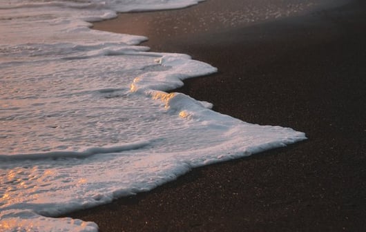 ocean waves crashing on shore during daytime