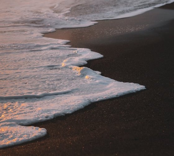 ocean waves crashing on shore during daytime