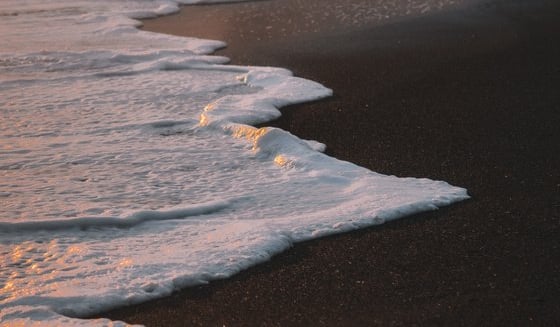 ocean waves crashing on shore during daytime
