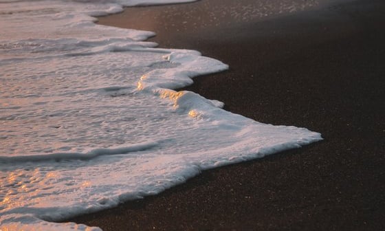 ocean waves crashing on shore during daytime