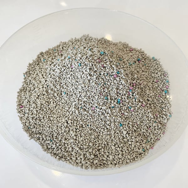 Irregular-Shape Bentonite Cat Litter With Colorful  Bentonite Granules