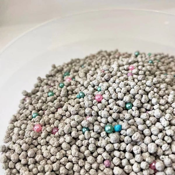 Ball-Shape Bentonite Cat Litter With Colorful Silica Balls