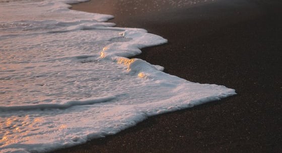 ocean waves crashing on shore during daytime