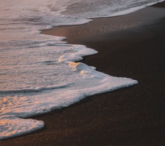 ocean waves crashing on shore during daytime