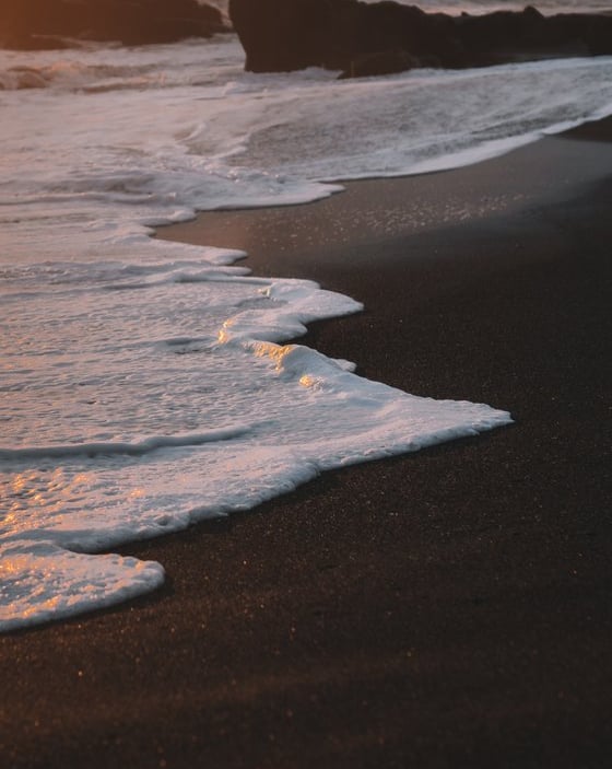 ocean waves crashing on shore during daytime