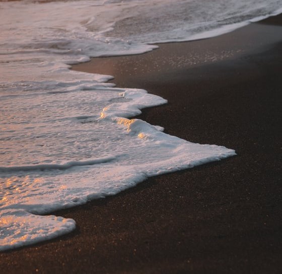 ocean waves crashing on shore during daytime