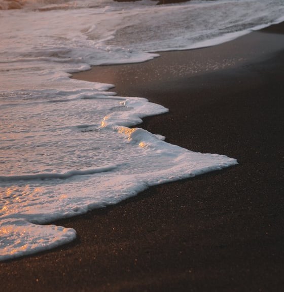 ocean waves crashing on shore during daytime