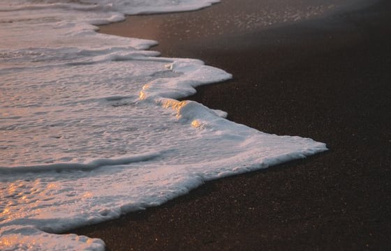 ocean waves crashing on shore during daytime