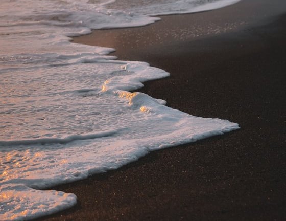 ocean waves crashing on shore during daytime