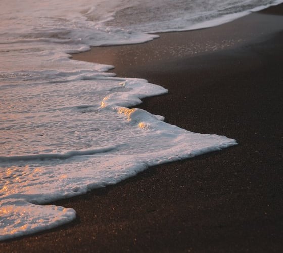 ocean waves crashing on shore during daytime