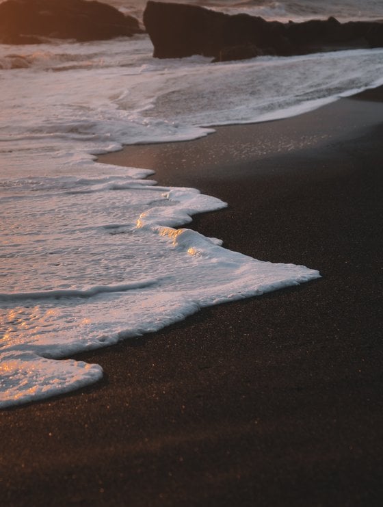 ocean waves crashing on shore during daytime