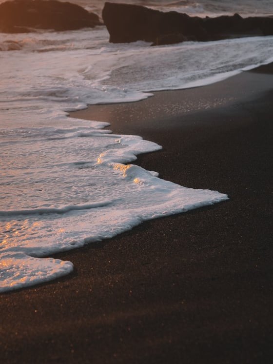 ocean waves crashing on shore during daytime