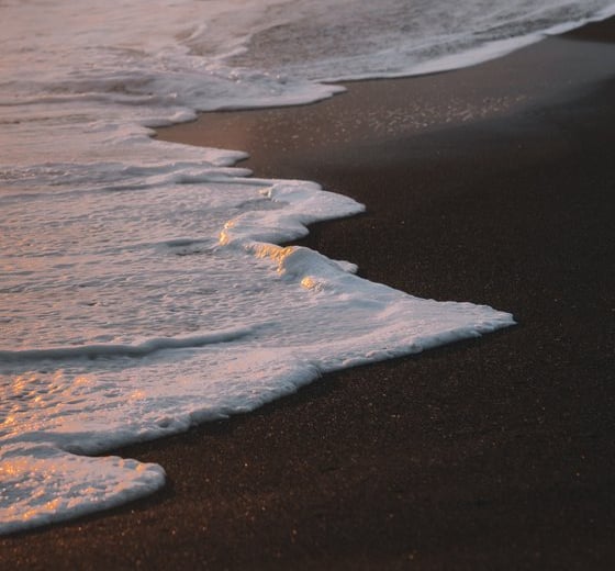 ocean waves crashing on shore during daytime