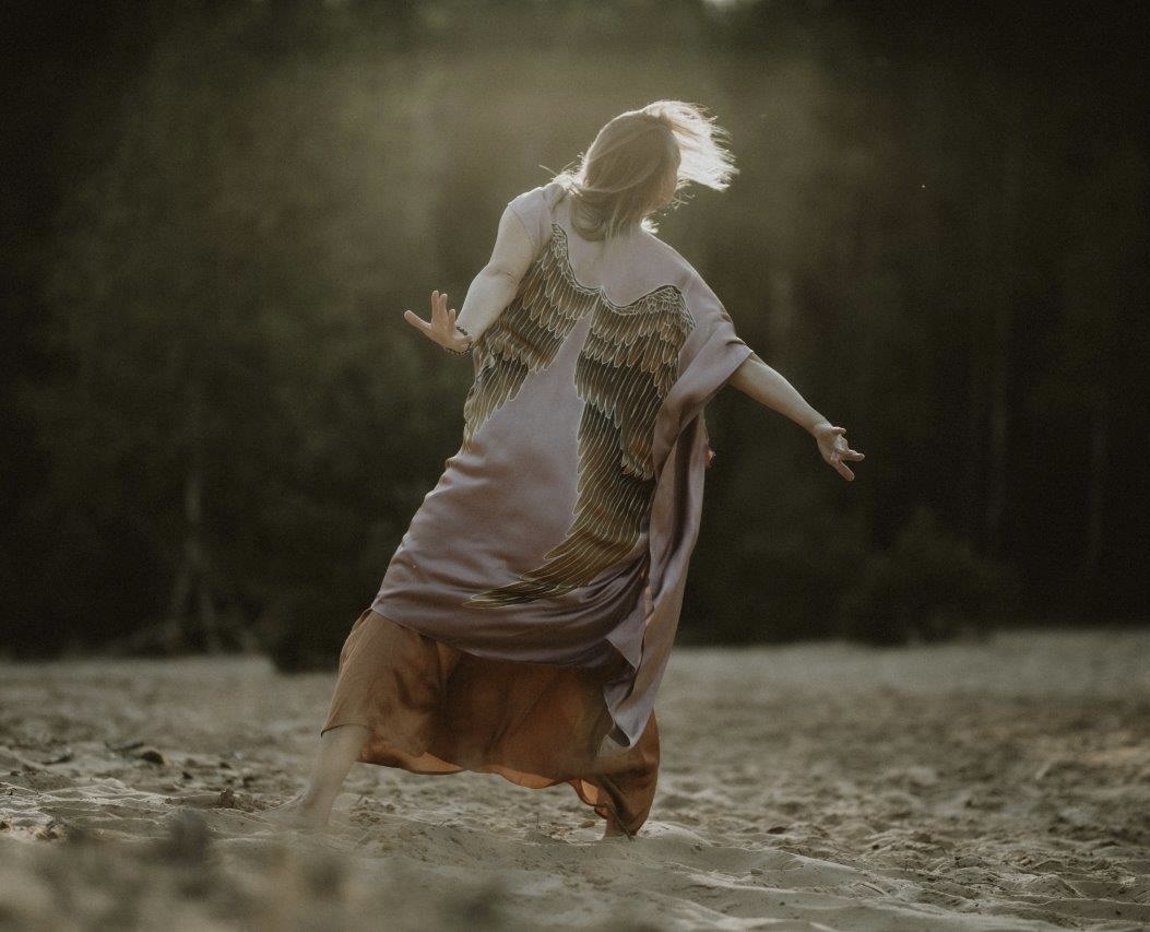 ESSENTIAL DANCE THERAPY