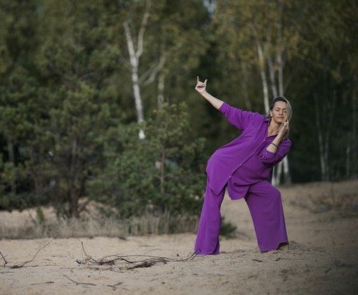 FEMININE DANCE