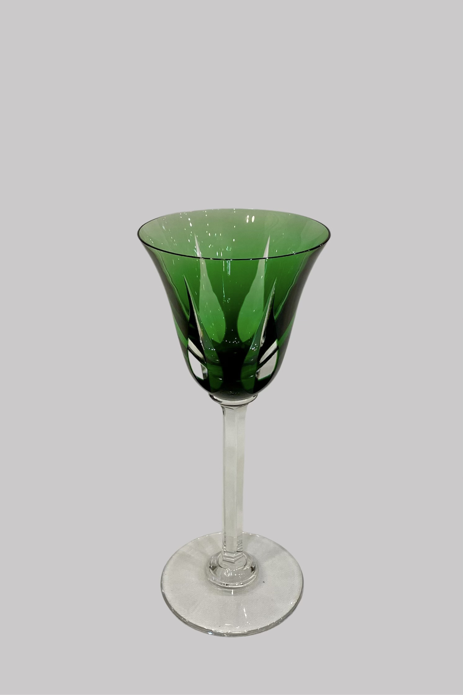 Verre à vin de en cristal de Saint-Louis, modèle Cerdagne. Vert.