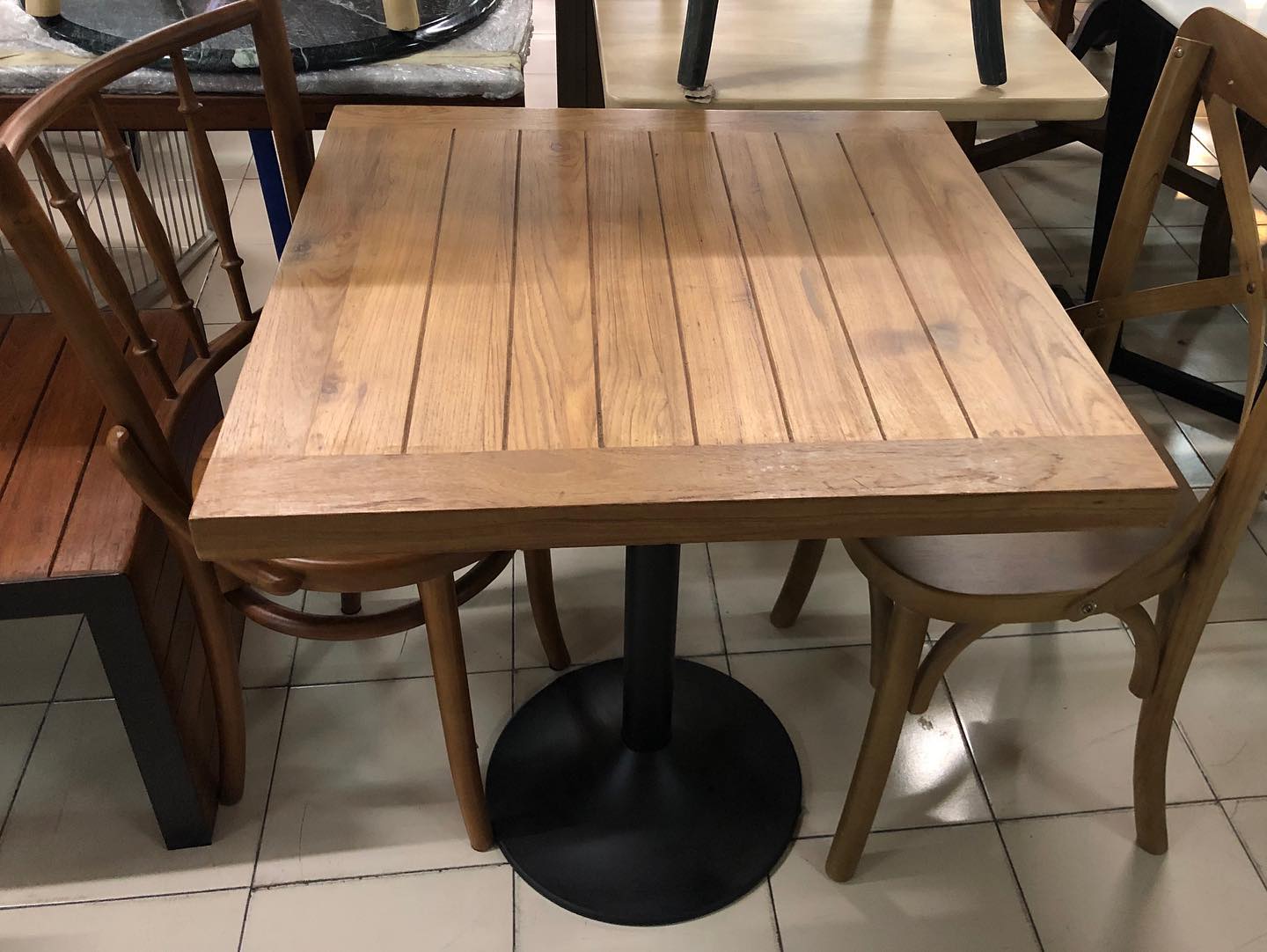 โต๊ะไม้สักขาเหล็กแชมเปญท็อปเซาะร่อง