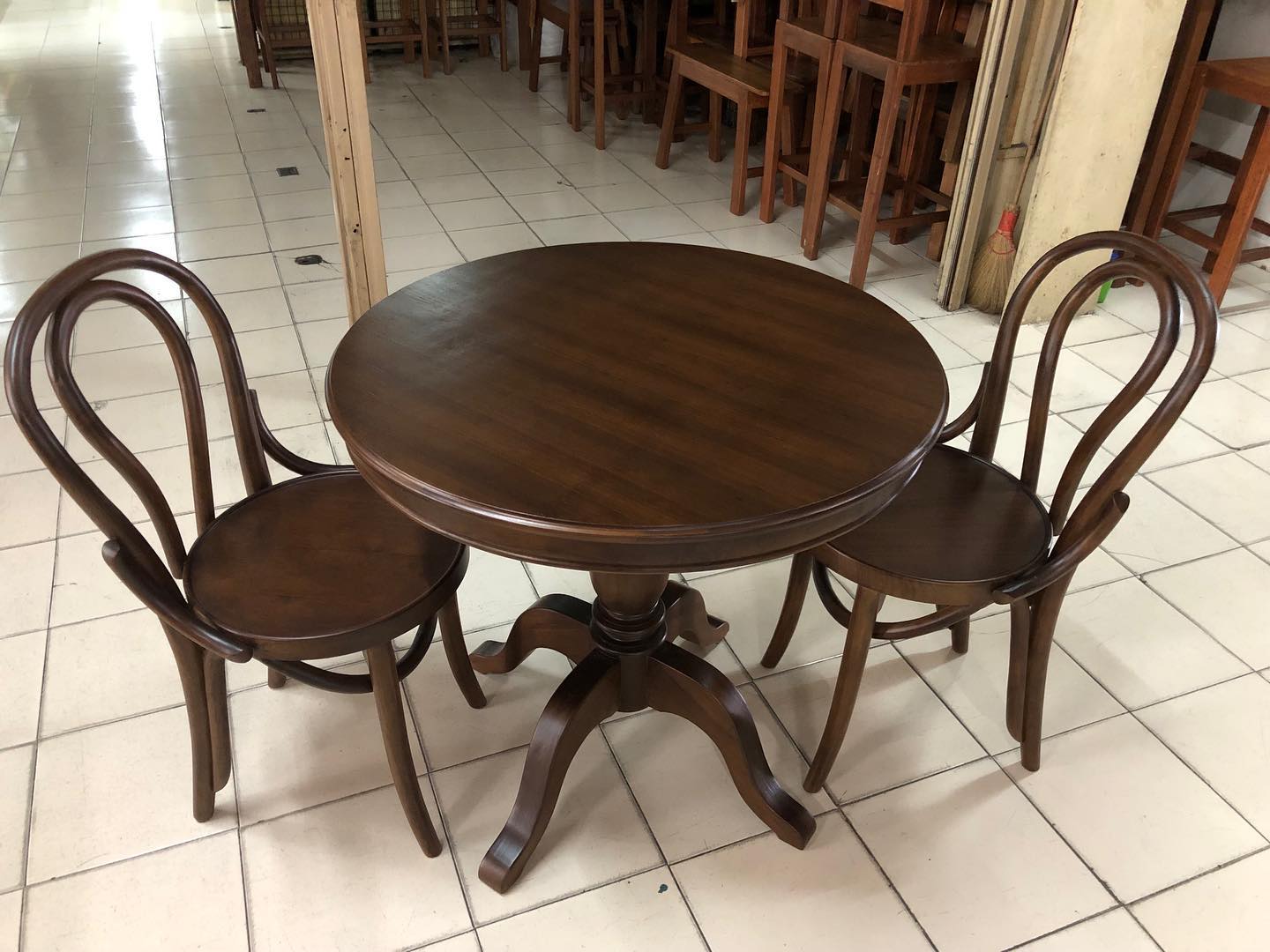 โต๊ะไม้สักกลมขาเชคโก