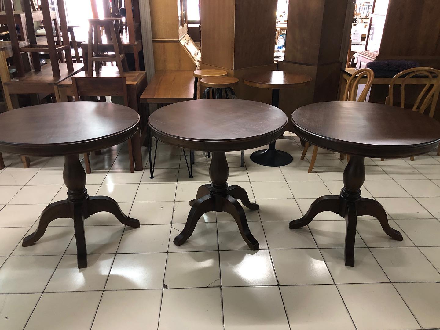 โต๊ะไม้สักกลมขาเชคโก