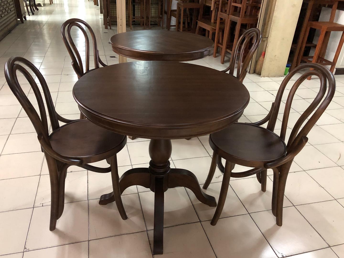 โต๊ะไม้สักกลมขาเชคโก