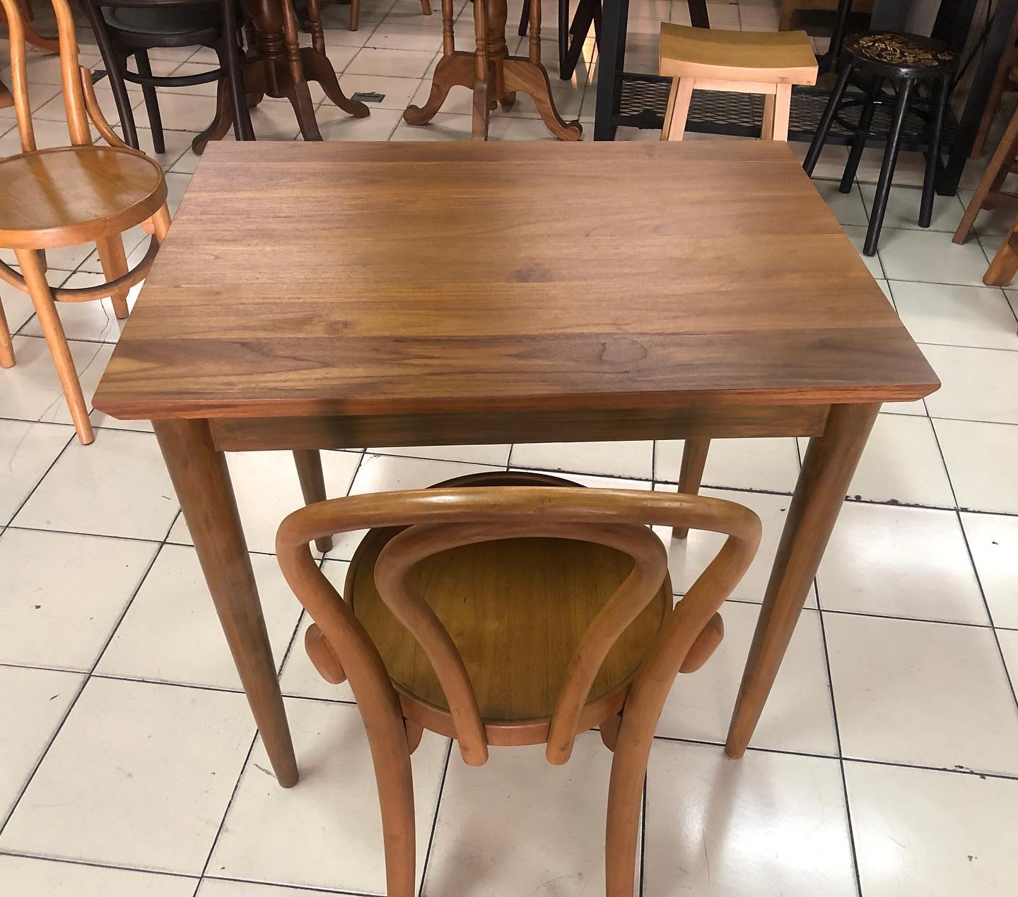 โต๊ะไม้สักขาไม้สัก