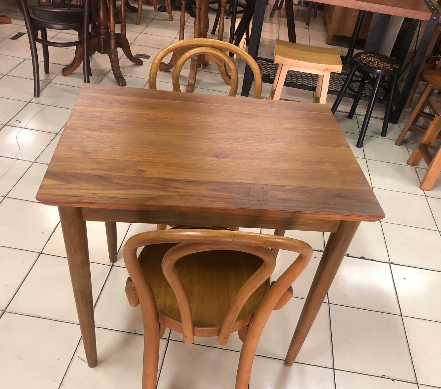 โต๊ะไม้สักขาไม้สัก