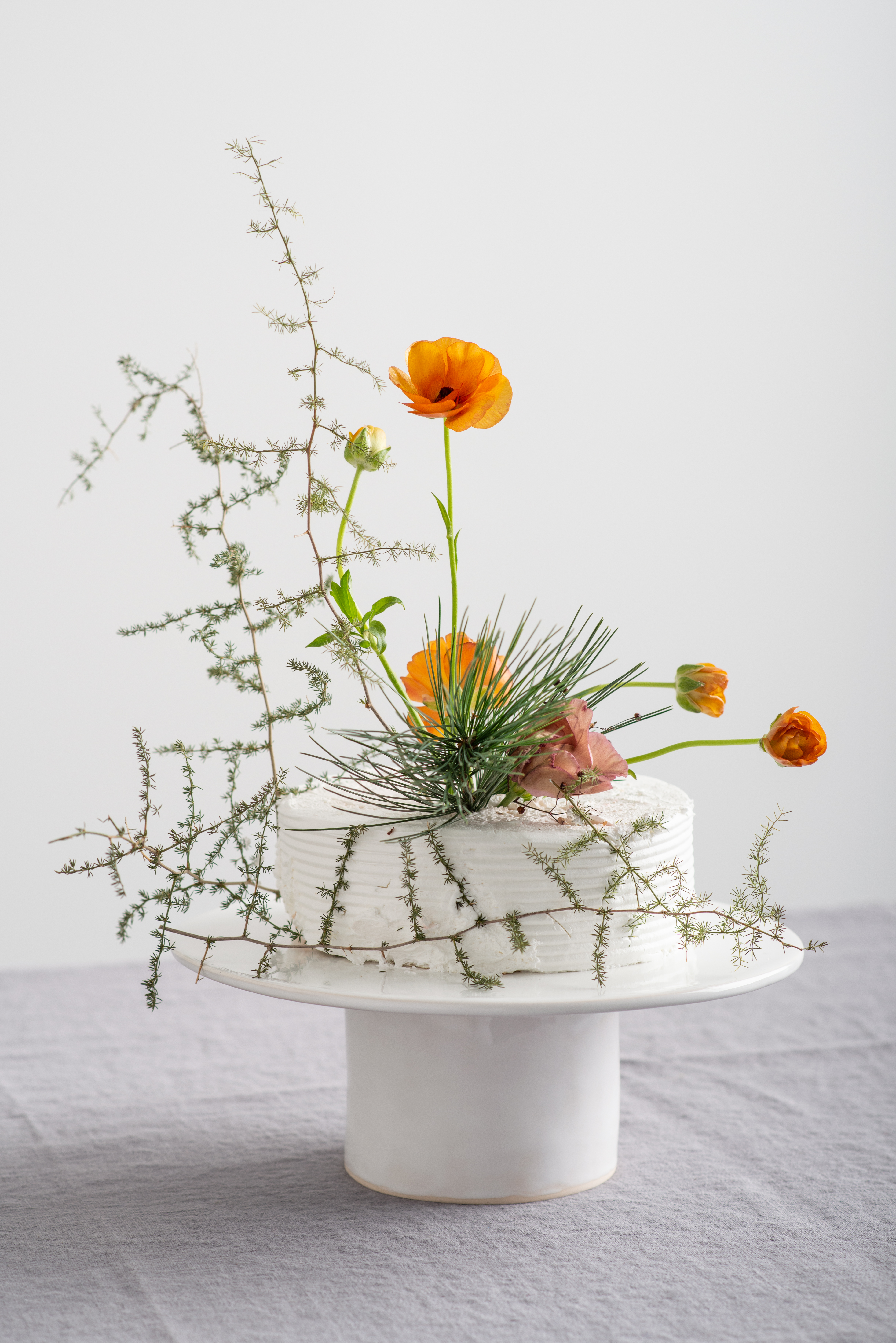 Keraminė tortinė ant kojelės