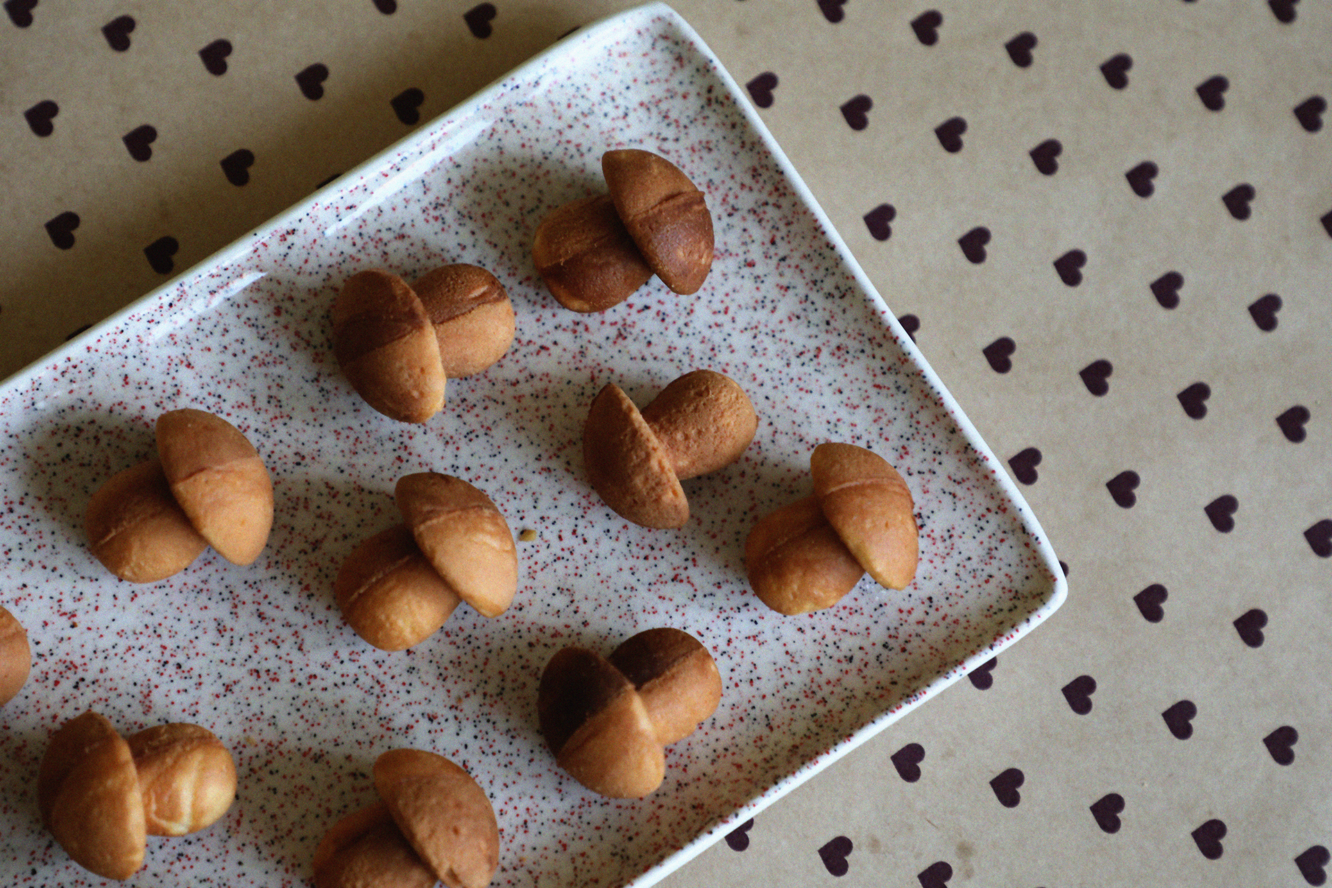 Biskvitiniai nuogi grybukai