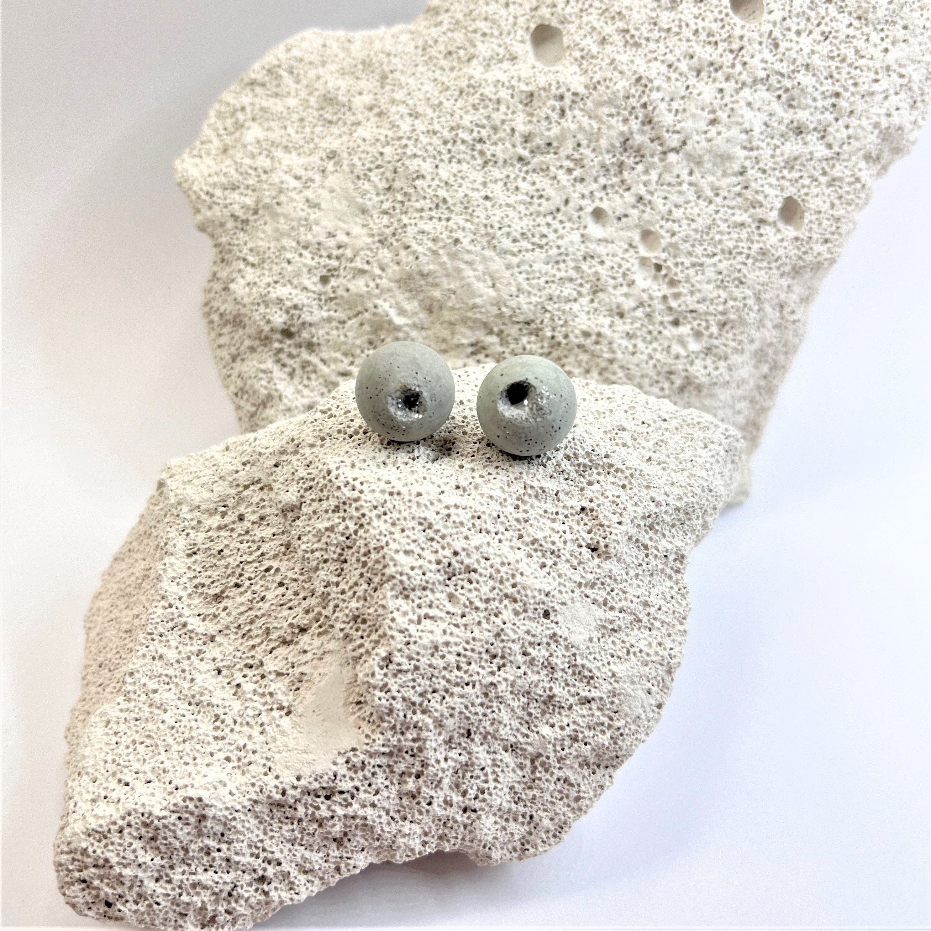 Auskarai PILKA PLANETA / Earrings GREY PLANET